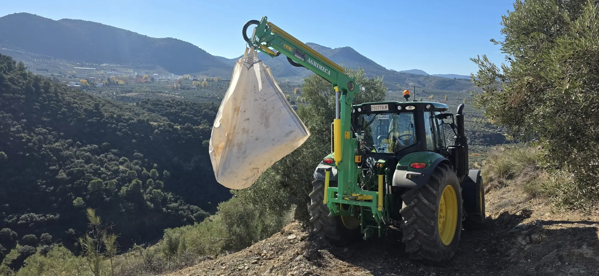 Tracteur et bâches de récolte dans l'oliveraie du domaine